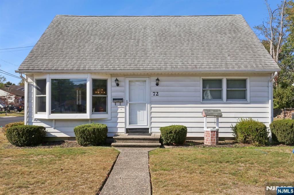 Photo of 72 Central Avenue, Pompton Lakes, NJ 07442 (MLS # 25036020)