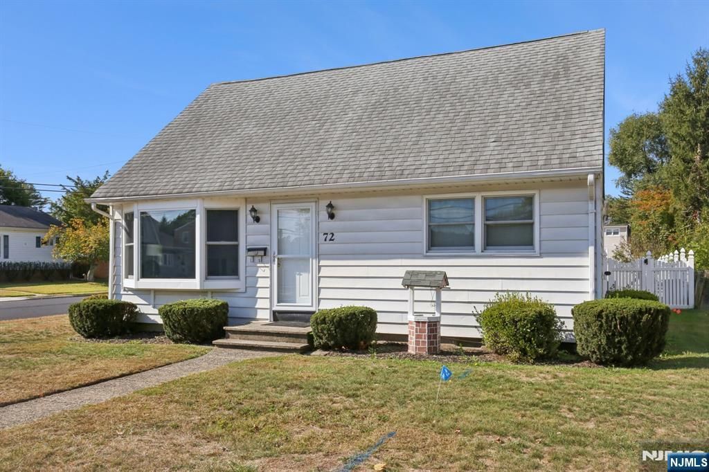 Photo of 72 Central Avenue, Pompton Lakes, NJ 07442 (MLS # 25036020)
