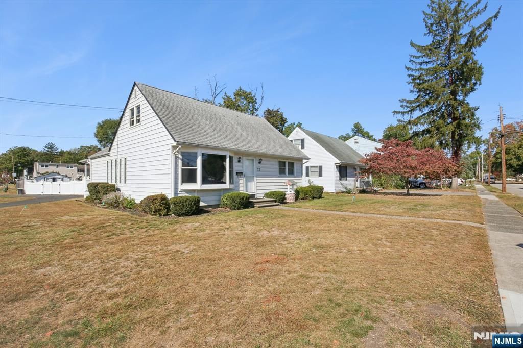 Photo of 72 Central Avenue, Pompton Lakes, NJ 07442 (MLS # 25036020)