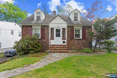 Photo of 433 Mount Pleasant Avenue, West Orange, NJ 07052 (MLS # 26019936)