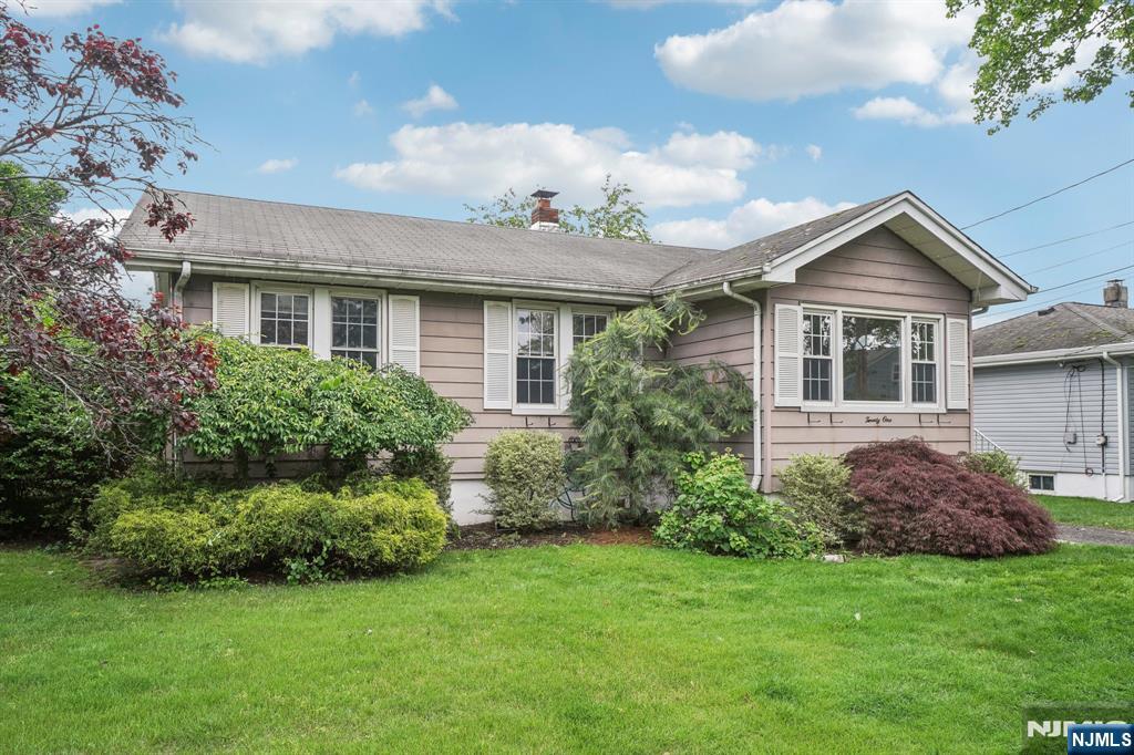 21 Albert Avenue, Fair Lawn, New Jersey - 2 Bedrooms  
2 Bathrooms  
6 Rooms - 