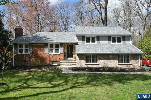 512 E Saddle River Road, Ridgewood, New Jersey - 4 Bedrooms  
3 Bathrooms  
8 Rooms - 