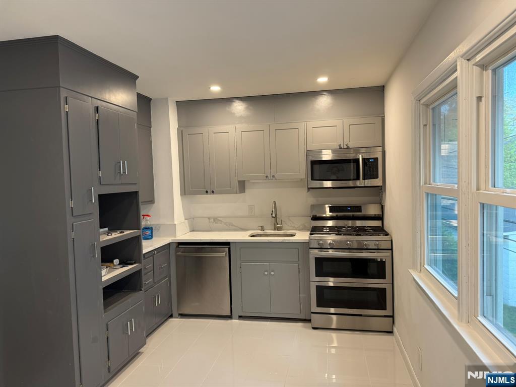 188 Tichenor Ave, South Orange Village, New Jersey - 3 Bedrooms  
1 Bathrooms  
5 Rooms - 