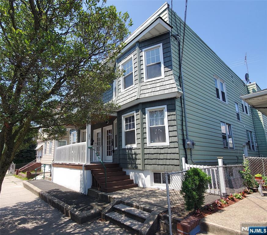 297 Chestnut St 2R, Kearny, New Jersey - 3 Bedrooms  
1 Bathrooms  
5 Rooms - 