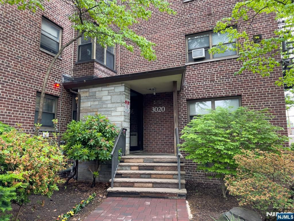 Photo of 3020 Edwin Avenue #4D, Fort Lee, NJ 07024 (MLS # 25019315)