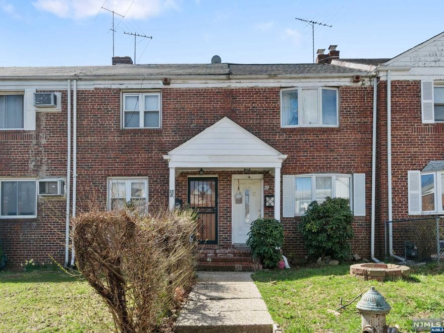 DEAR BUYER, YOU WILL FIND THIS GEM IN YOUR "STAY IN YOUR BUDGET" PRICE POINT. WE ARE EXCITED TO PRESENT YOU THIS EXTRAORDINARY FIND THAT FEATURES 2 BEDROOM, 1 BATH, LIVING ROOM, DINING ROOM, EAT IN KITCHEN, BACKYARD, ON STREET PARKING AND NO HOA MONTHLY COST/LOW TAXES.