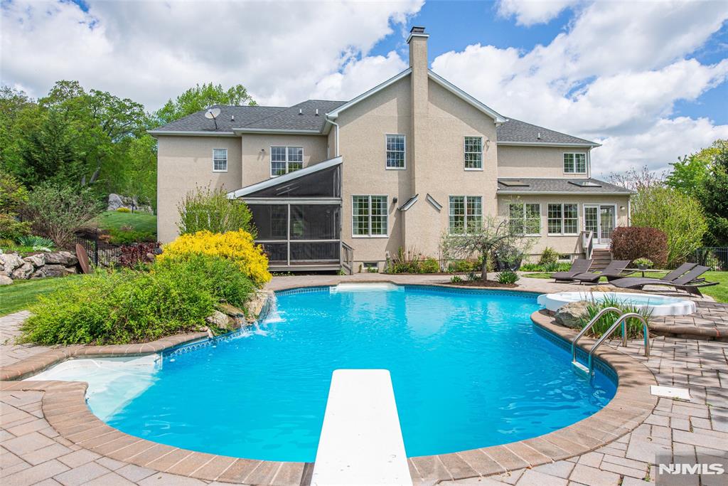 39 Crown View Court