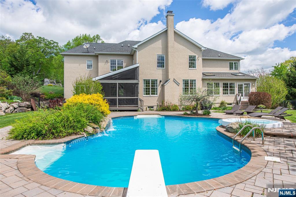 39 Crown View Court