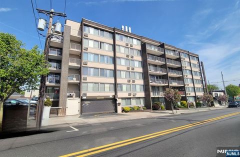 Photo of 515 Anderson #6A, Cliffside Park, NJ 07010 (MLS # 26013379)