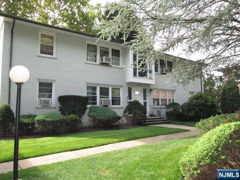 Photo of 2602 High St #F, Fair Lawn, NJ 07410 (MLS # 25041242)