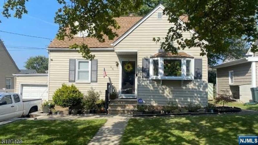 Walking distance to NYC bus, 3Brs, 2 Fbaths, partial finished basement.