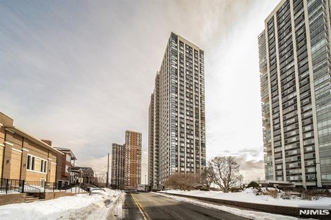 Photo of 200 Old Palisade Road #16E, Fort Lee, NJ 07024 (MLS # 26006299)