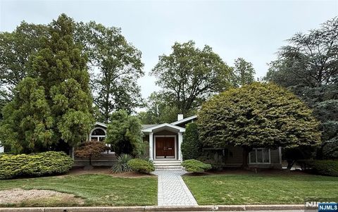Photo of 38 S Virginia Ct, Englewood Cliffs, NJ 07632 (MLS # 25034421)