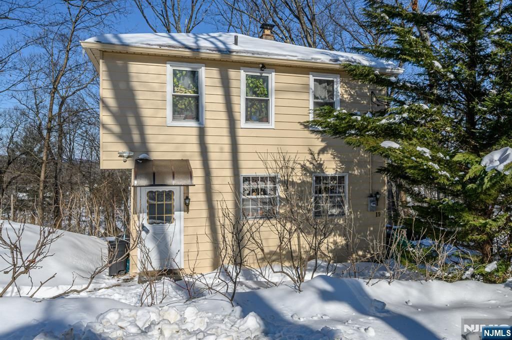 Photo of 19 Skyland Avenue, Wanaque, NJ 07420 (MLS # 26011198)