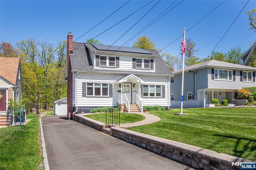 27 Glenview Road, North Caldwell, New Jersey - 3 Bedrooms  
2 Bathrooms  
8 Rooms - 
