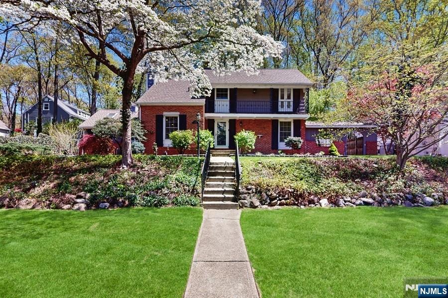 Property for Sale at 263 Standish Road, Ridgewood, New Jersey - Bedrooms: 4 
Bathrooms: 3 
Rooms: 12  - $999,999