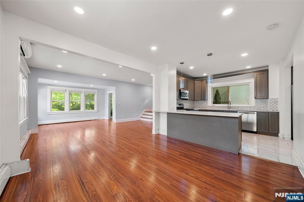 Photo of 450 Fort Lee Road, Leonia, NJ 07605 (MLS # 25037758)