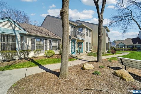 Photo of 22 Eakens Court, Mahwah, NJ 07430 (MLS # 26015119)