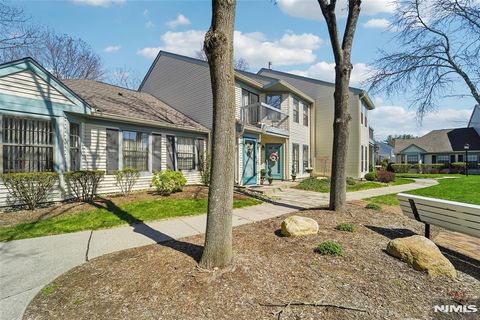 Photo of 22 Eakens Court, Mahwah, NJ 07430 (MLS # 26015119)
