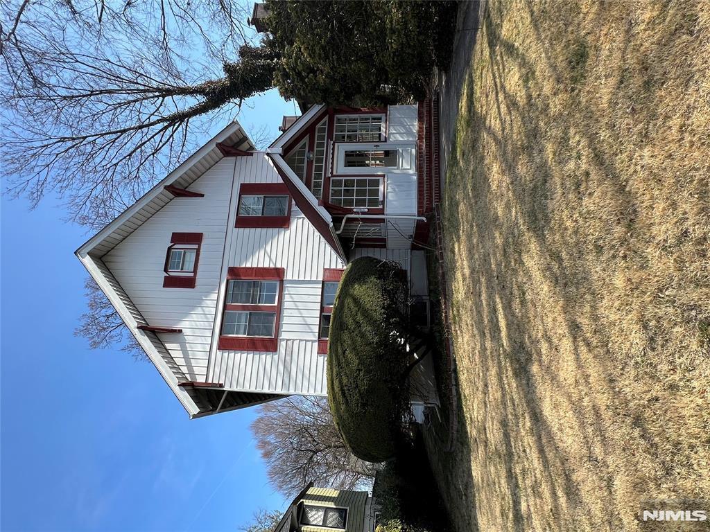 105 E Palisade Ave 2, Englewood, New Jersey - 3 Bedrooms  
2 Bathrooms  
5 Rooms - 