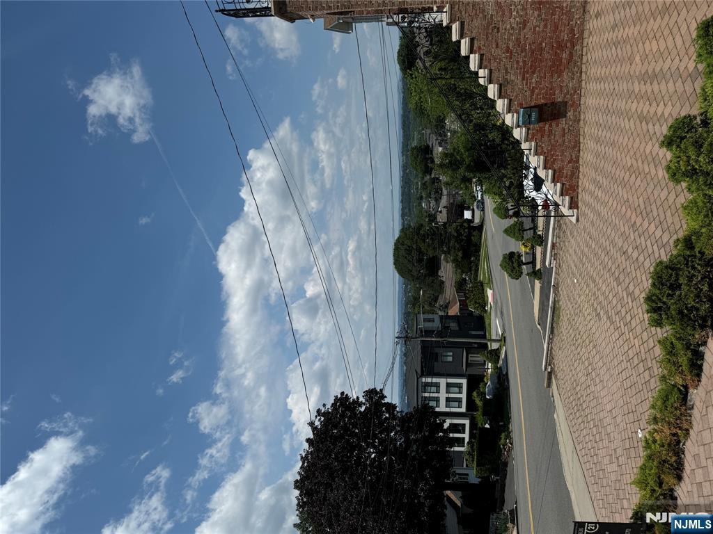 141 E Edsall