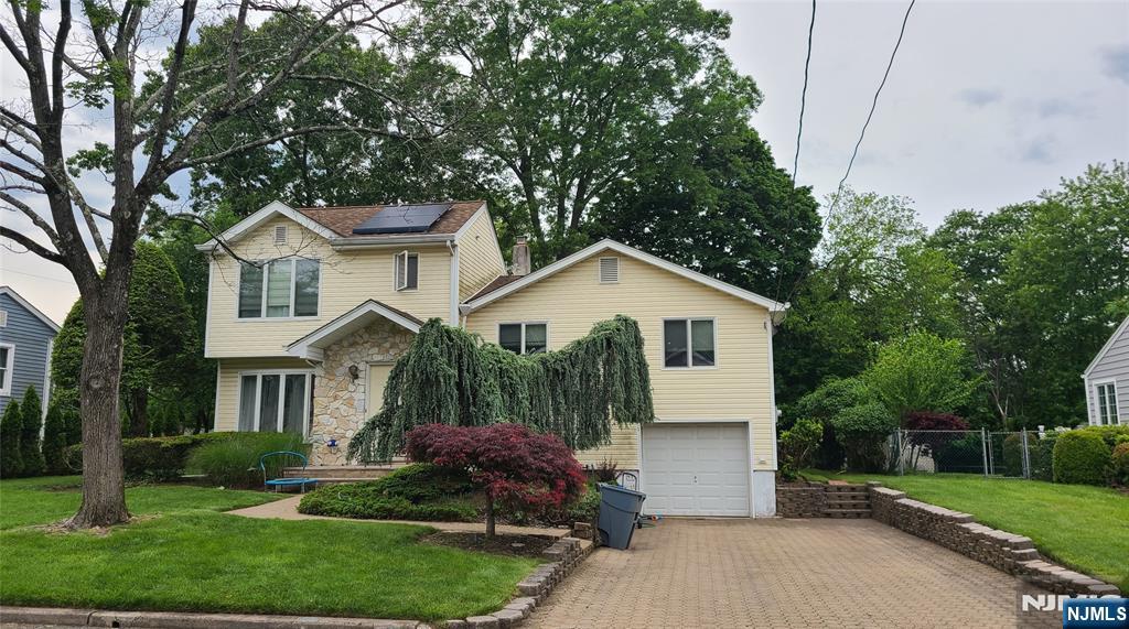 95 11th St, Cresskill, New Jersey - 4 Bedrooms  
3 Bathrooms  
10 Rooms - 