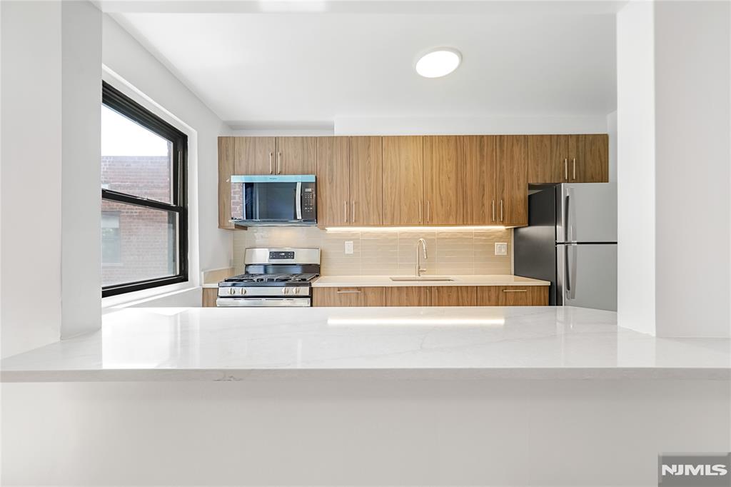 2329 Hudson Terrace E14