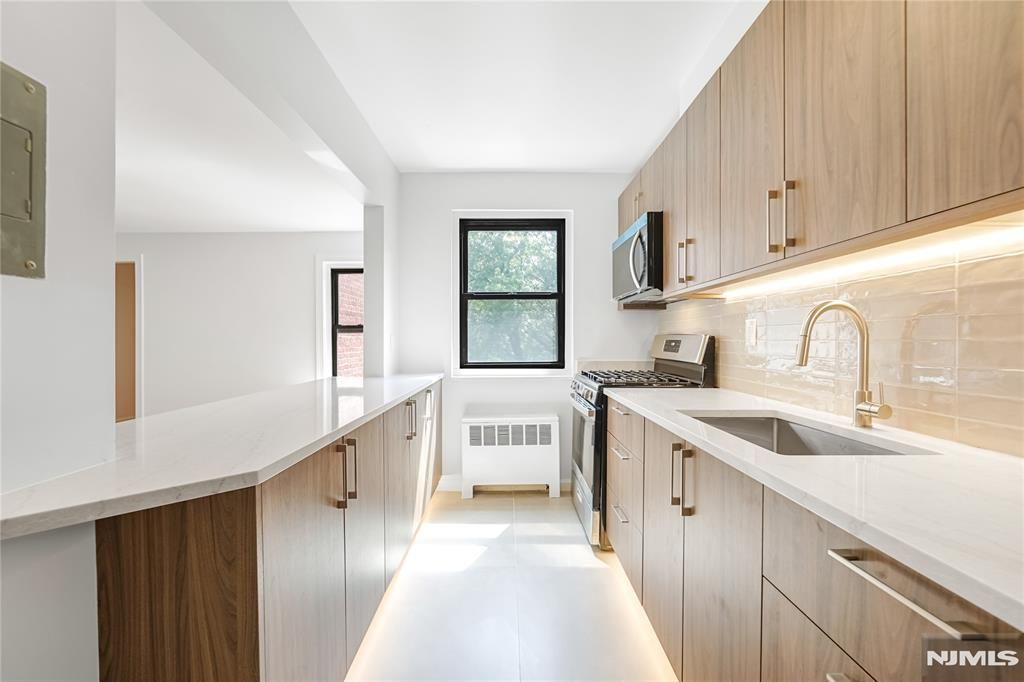 Photo of 2329 Hudson Terrace #E14, Fort Lee, NJ 07024 (MLS # 25026829)
