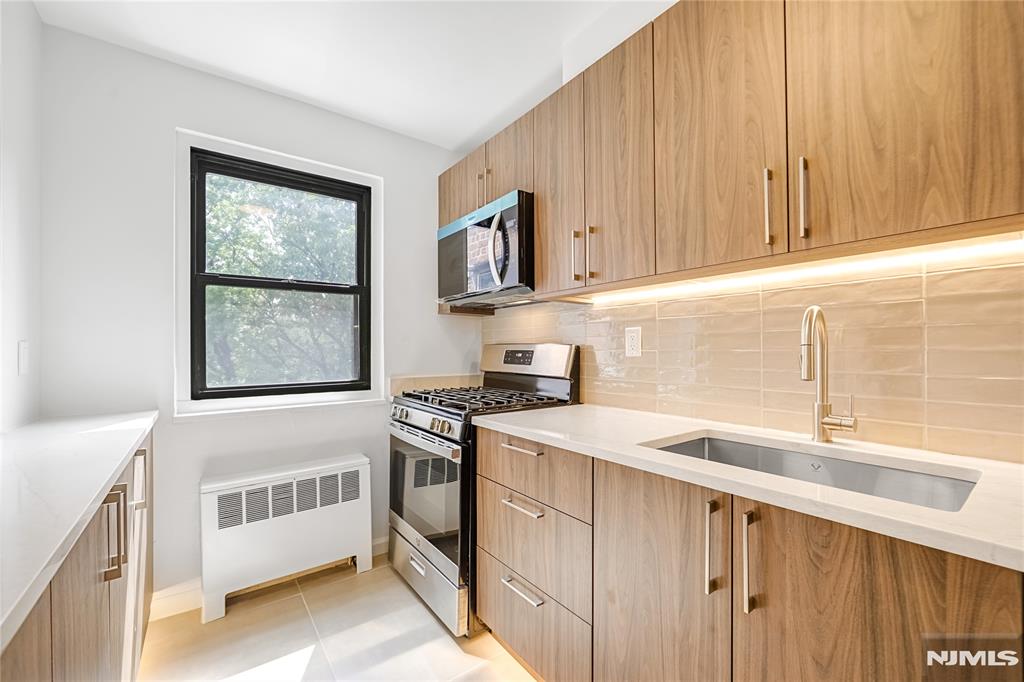 2329 Hudson Terrace E14