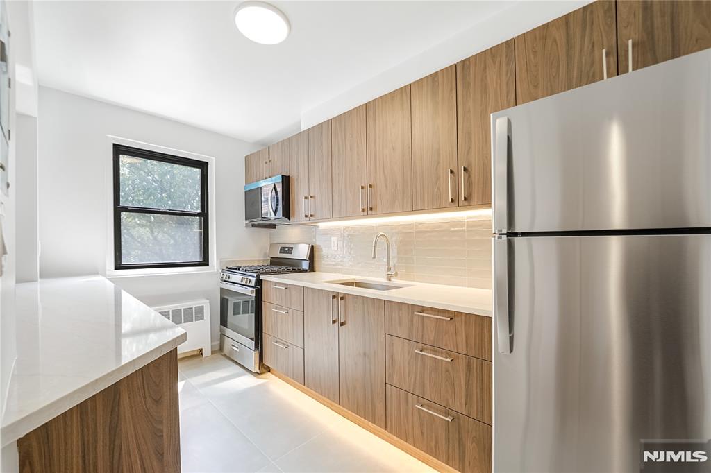 2329 Hudson Terrace E14