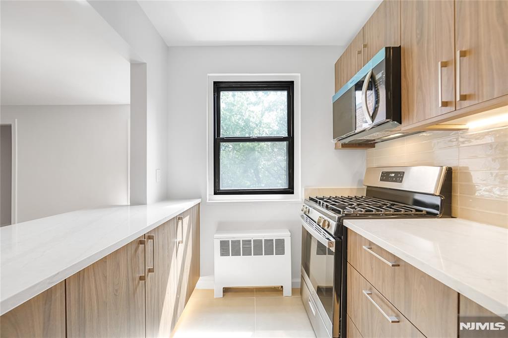 2329 Hudson Terrace E14