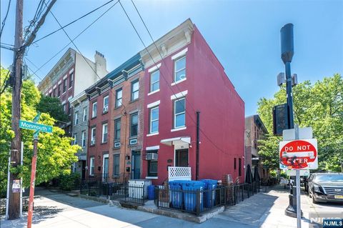 Photo of 32112 Pavonia Avenue, Jersey City, NJ 07302 (MLS # 26019390)