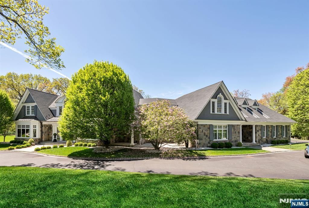 Photo of 340 Indian Trail Drive, Franklin Lakes, NJ 07417 (MLS # 25029587)