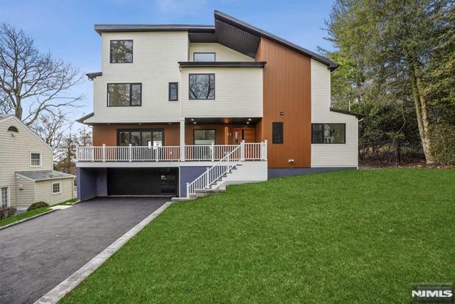 68 Clinton Avenue, Millburn, New Jersey - 5 Bedrooms  
6 Bathrooms  
15 Rooms - 