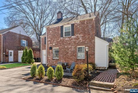 Photo of 3 Ashburn Place, Fair Lawn, NJ 07410 (MLS # 26010100)