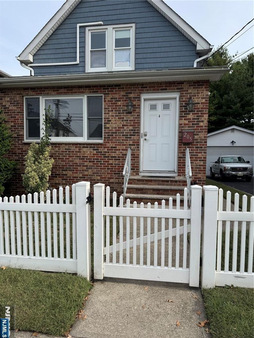 Commuters dream! 2 Bedroom updated 2nd floor apartment. Hardwood floors, tiled bathroom, ceramic and granite counter tops in kitchen. Washer/Dryer included! Close to all transportation!