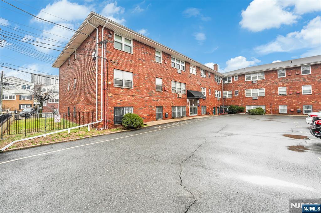 1 Congress St C8, Jersey City, New Jersey - 1 Bedrooms  
1 Bathrooms  
4 Rooms - 