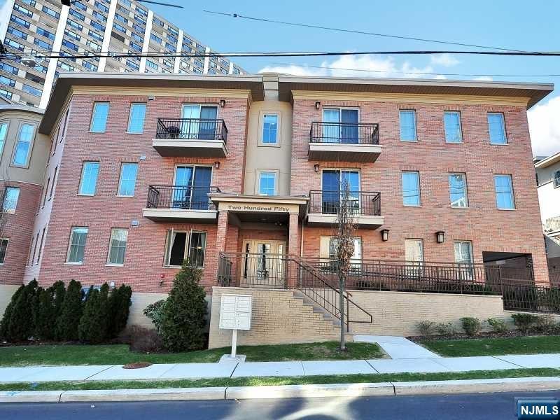 250 Laird Ave 101, Cliffside Park, New Jersey - 2 Bedrooms  
2 Bathrooms  
6 Rooms - 