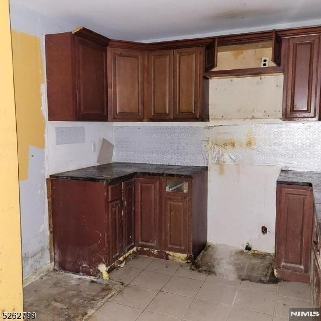 Photo of 33 Riveredge Drive, Fairfield, NJ 07004 (MLS # 26008450)