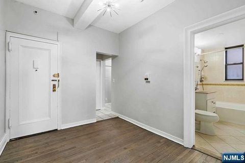 Photo of 755 Anderson Ave #3H, Cliffside Park, NJ 07010 (MLS # 25040586)