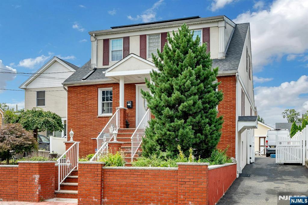 446 Post Avenue