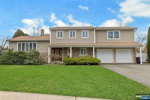 Photo of 18 Harwood Place, Wayne, NJ 07470 (MLS # 26009405)