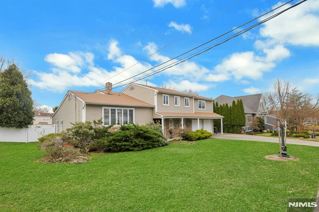 Photo of 18 Harwood Place, Wayne, NJ 07470 (MLS # 26009405)