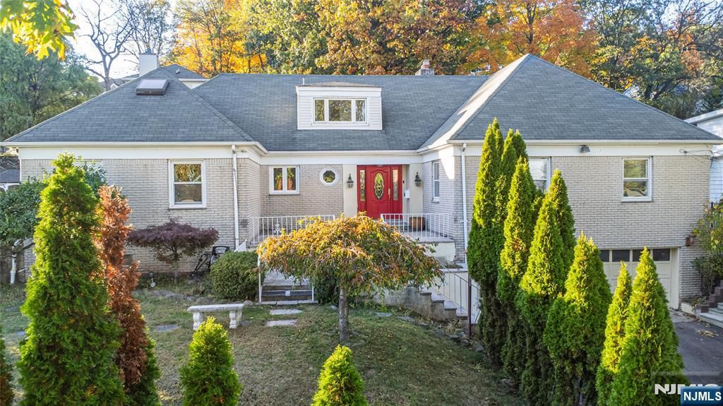 Photo of 11 Mountain Way, West Orange, NJ 07052 (MLS # 25037858)