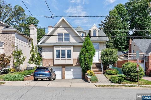 Photo of 215 Elsmere Place, Fort Lee, NJ 07024 (MLS # 25035782)