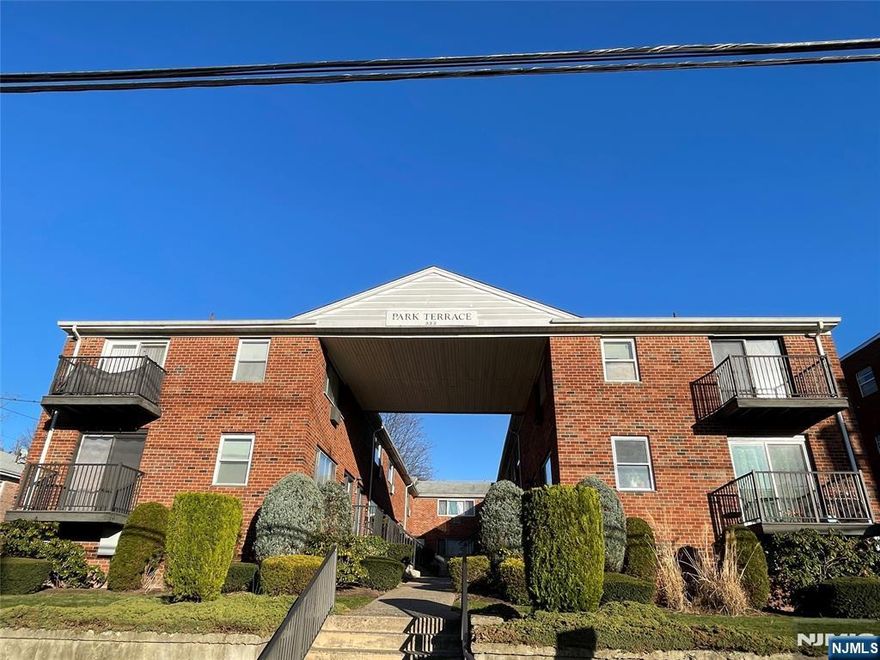 Newly updated 1 bedroom apartment with private entrance. NO SECURITY DEPOSIT REQUIRED! Located on quiet street close to transportation, shopping and restaurants!