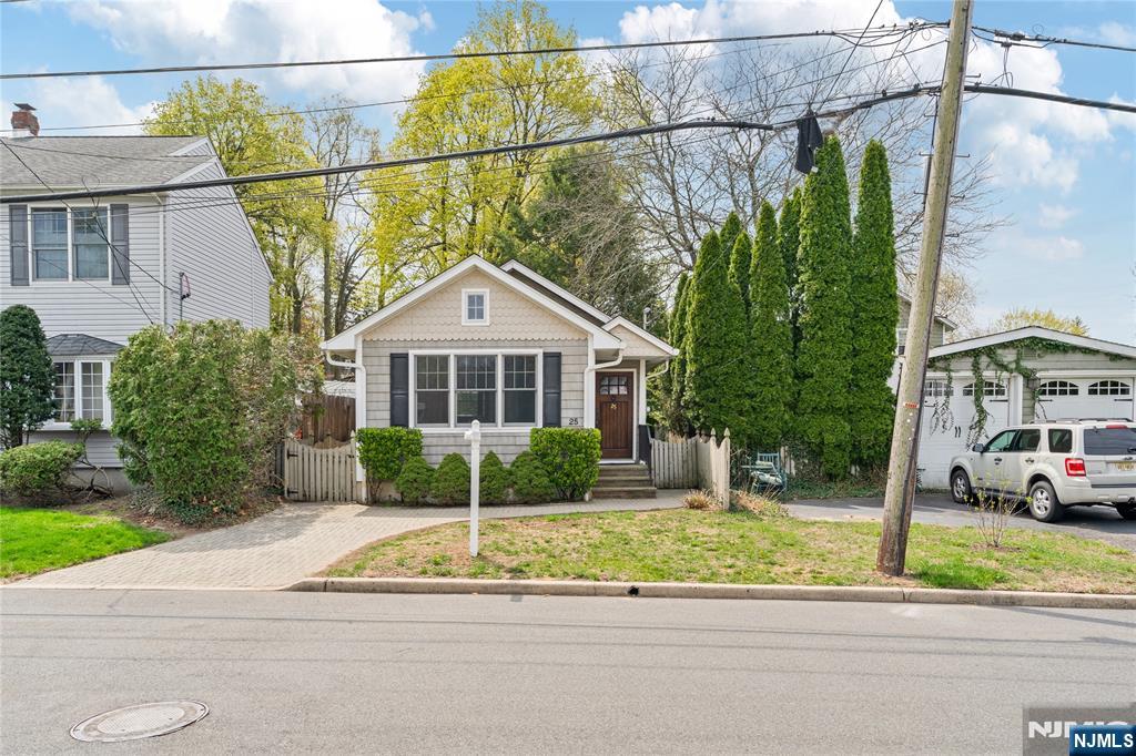 Property for Sale at 25 Maple Avenue, Hillsdale, New Jersey - Bedrooms: 2 
Bathrooms: 1 
Rooms: 6  - $599,000
