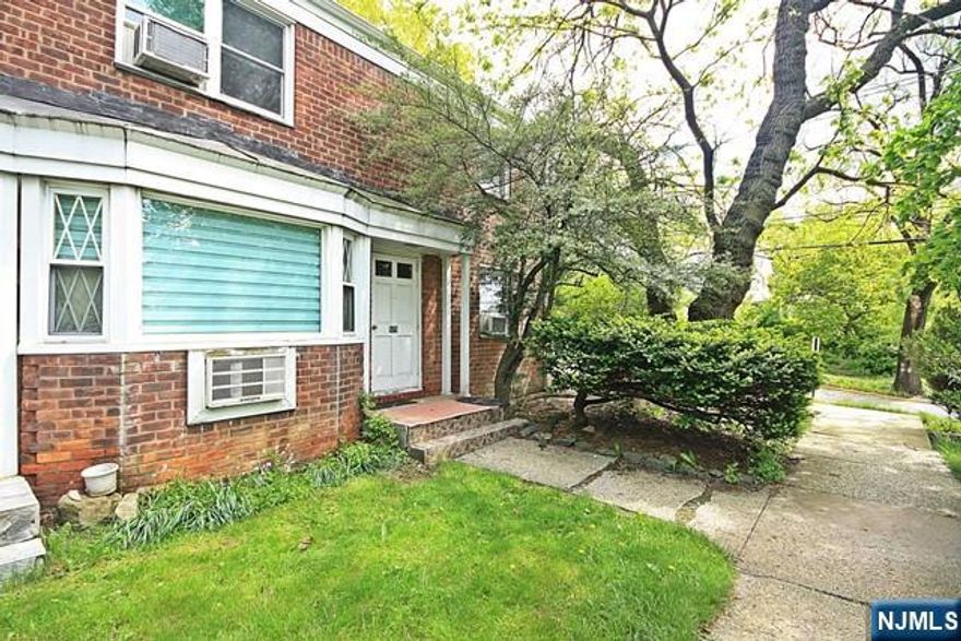 GREAT 2BEDROOM CONDO, LIGHT & BRIGHT FIRST UNIT WTIH BEAUTIFUL HARDWOOD FLOORS AND RENOVATED KITCHEN, LAUNDRY IN UNIT. ABOUT 5 MINUTE AWAY FROM HIGH SCHOOL, COUNTY PARK AND COMMUTER BUS LINES. UNIT INCLUDES ONE INSIDE GARAGE, SMALL AND COZY BACKYARD. WALKING DISTANCE TO NYC BUS STOP.