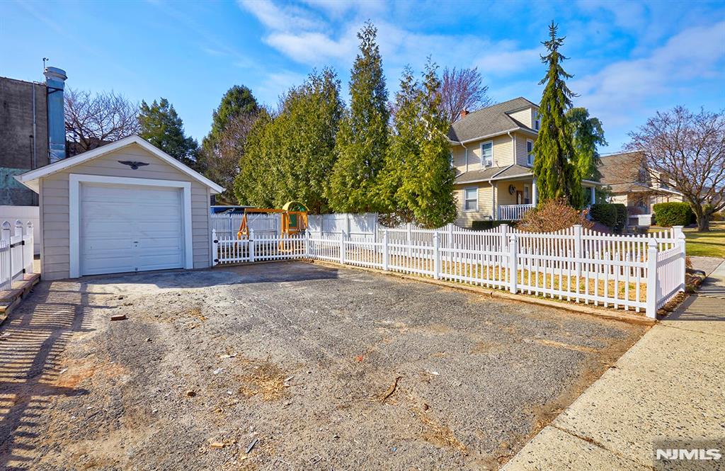6 Levitt Avenue
