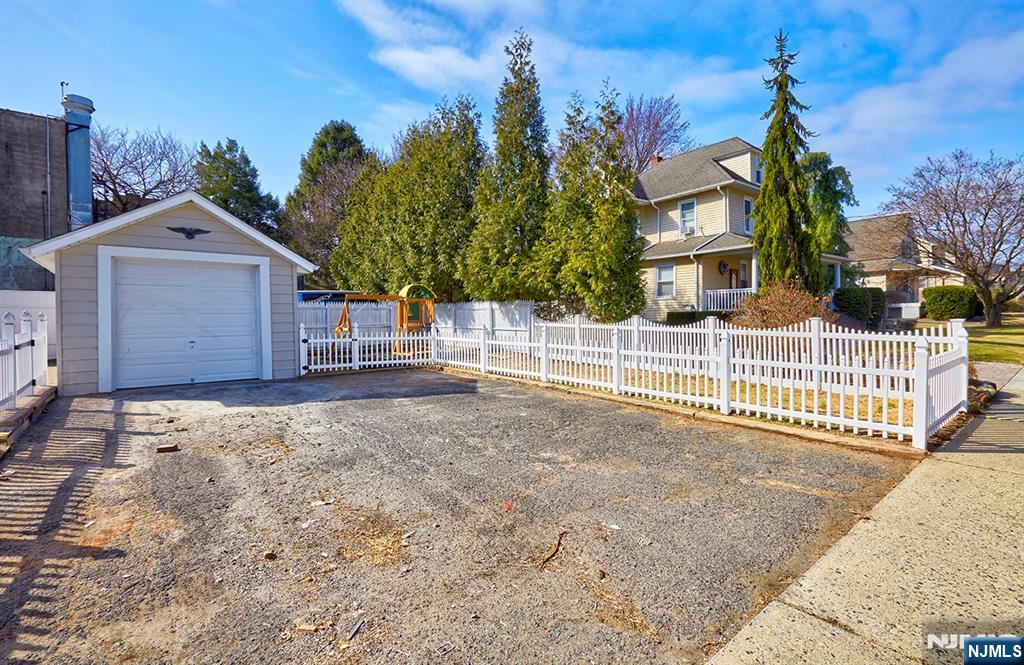 6 Levitt Avenue